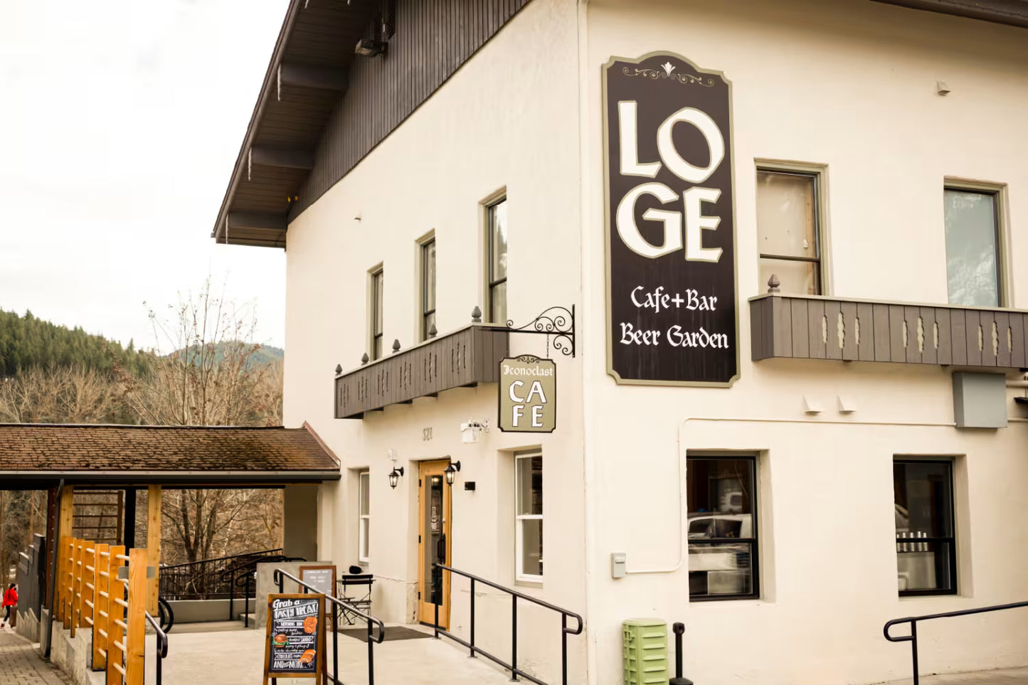 Loge Cafe & Bar